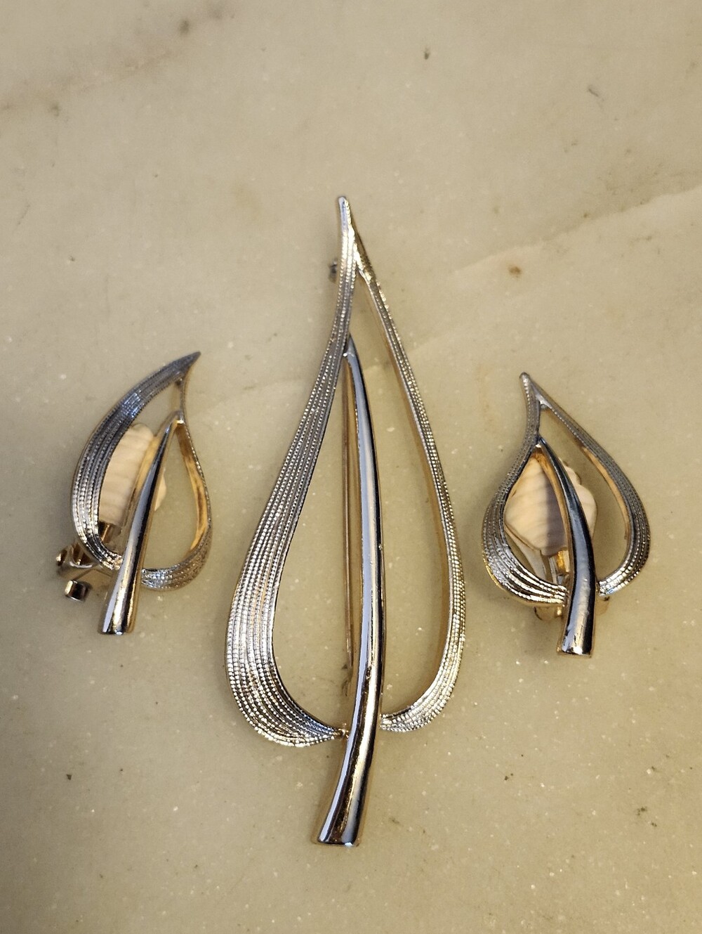 Vtg 60's  Sarah Coventry Gold Tone Leaf Brooch and Earring Set